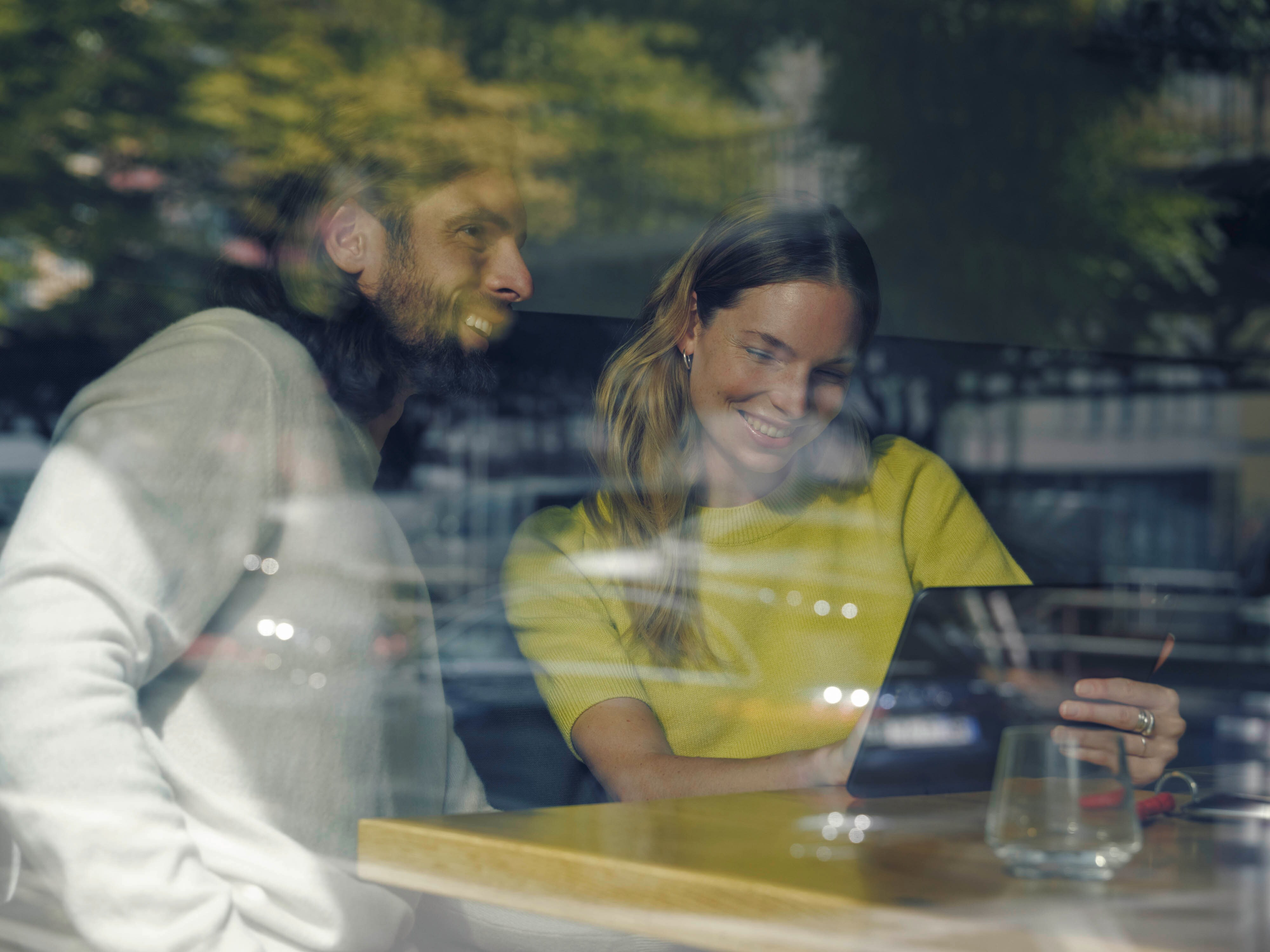 Mercedes-Benz Financial Services Image d'un couple sur la page d'accueil du portail en ligne des services financiers de Mercedes-Benz.