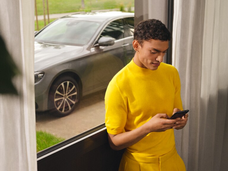 Un homme transfère l’itinéraire sélectionné depuis son smartphone sur l’Hyper-écran MBUX de sa Mercedes-Benz via des offres digitales sur le thème de la navigation. Un homme transfère l’itinéraire sélectionné depuis son smartphone sur l’Hyper-écran MBUX de sa Mercedes-Benz via des offres digitales sur le thème de la navigation.