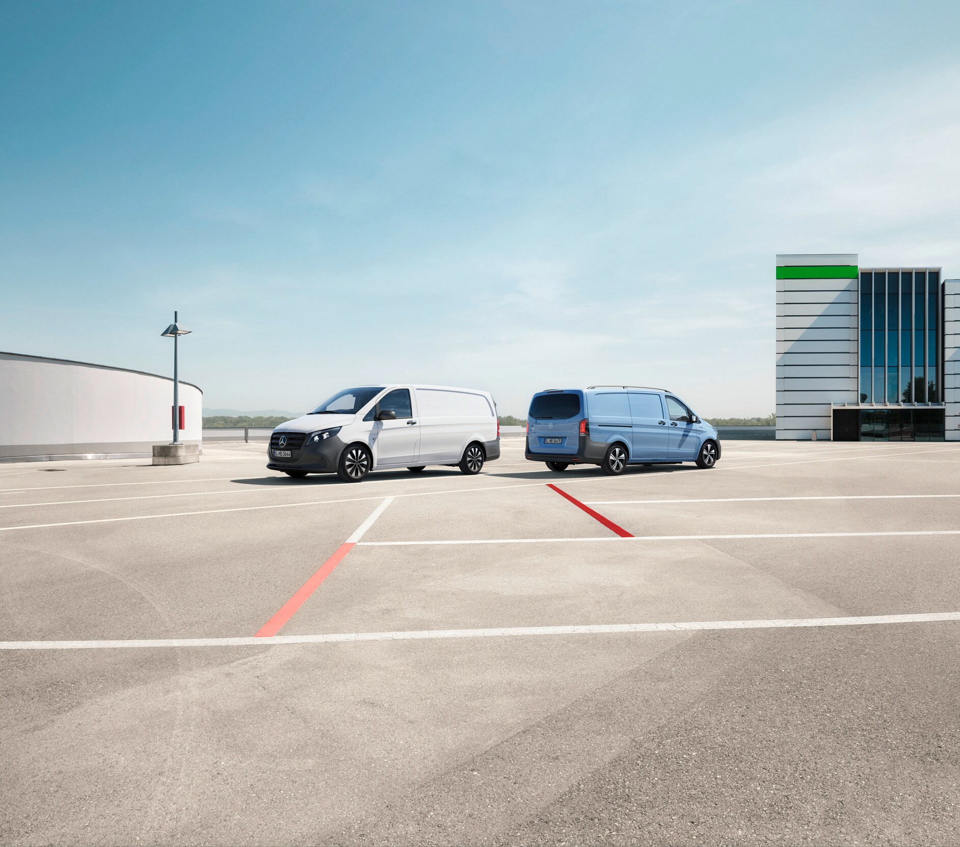 eVito & Vito | Mercedes-Benz Les Mercedes-Benz Vito fourgon et eVito fourgon se trouvent sur le toit d'un parking.