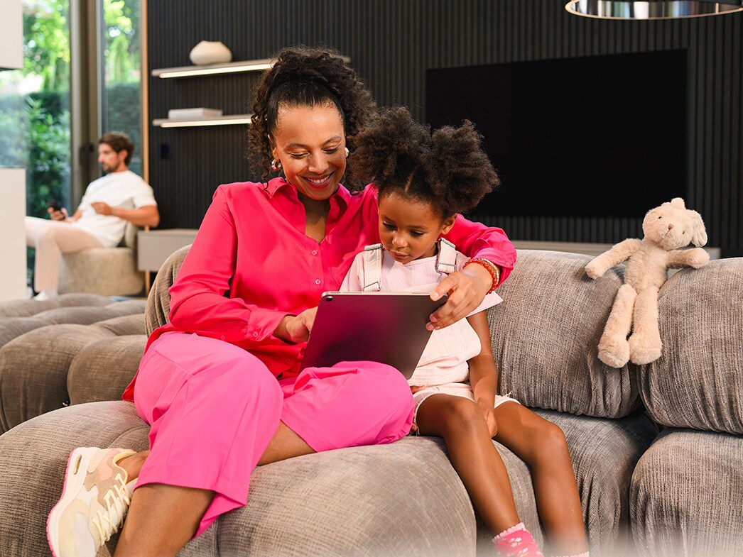 Mercedes-Benz Financial Services Image d'une femme souriante en visitant le portail en ligne des services financiers de Mercedes-Benz.