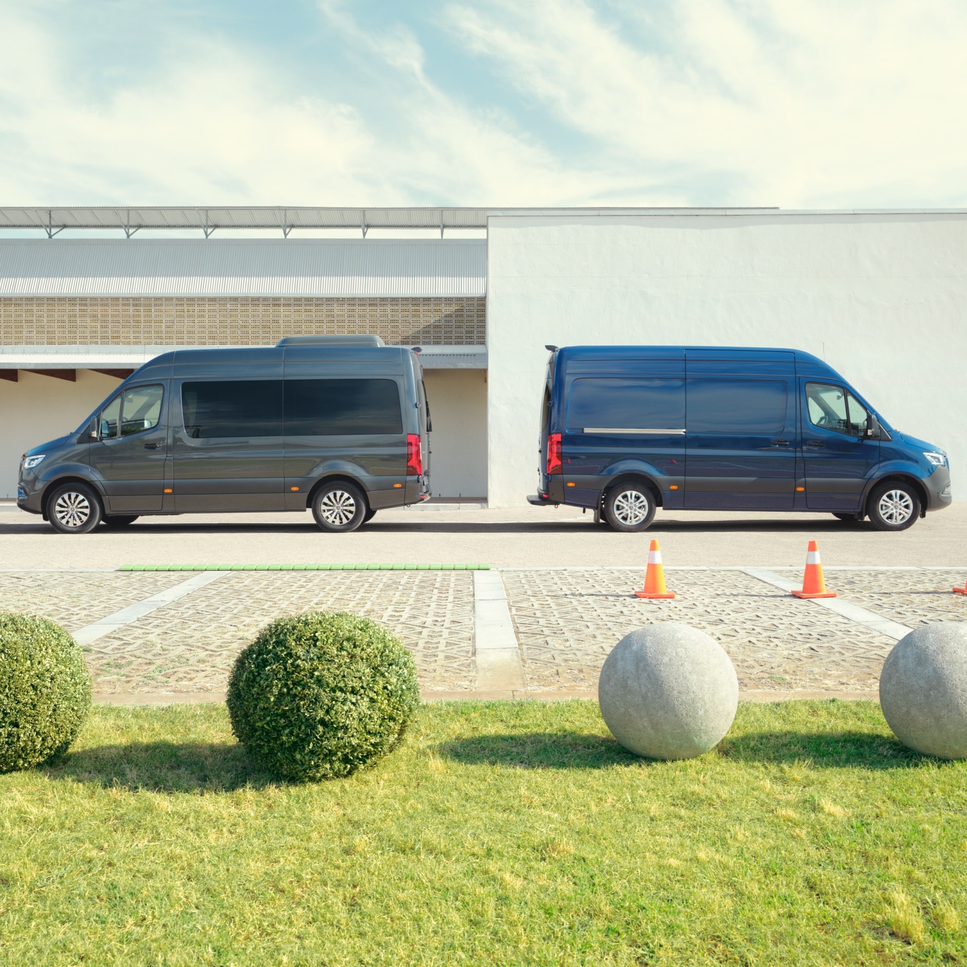 Contact | Sprinter | Mercedes-Benz Les Mercedes-Benz Sprinter Tourer et fourgon dans une zone de stationnement.